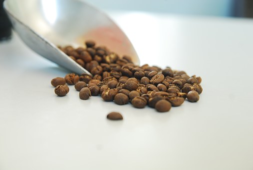 コーヒー豆をブレンド中